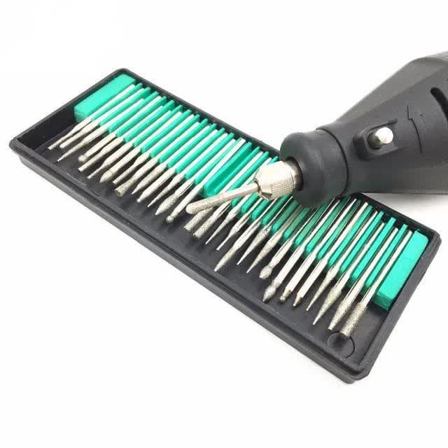 ست ۳۰ عددی فرز پودری الماسه شامل سریهای متنوع برای حکاکی، تراش و پرداخت سطوح سخت مانند شیشه، سنگ و فلزات با دقت بالا است.